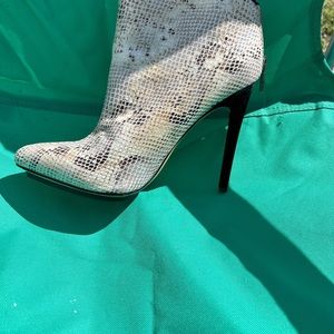 Leopard skin booties, size 8 Michael Antonio! New